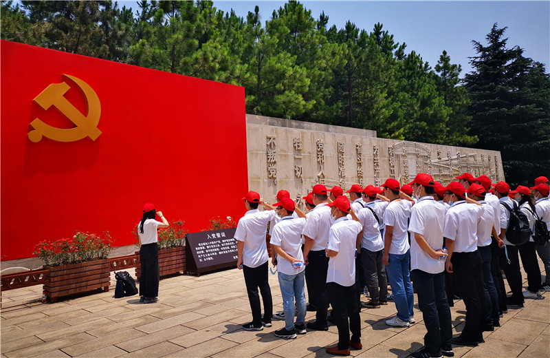 2020年6月30日，中天三建黨支部組織上海區(qū)域、蘇南分公司全體黨員及部分流動(dòng)黨員、預(yù)備黨員、入黨積極分子等40余人赴嘉興南湖開展“七一”主題黨建活動(dòng)。