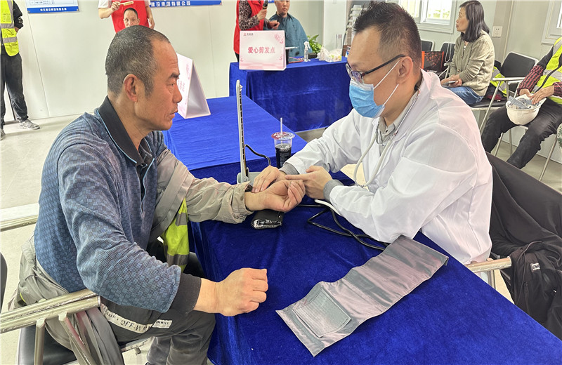 五一前夕，天津公司組織開展為項(xiàng)目一線職工提供愛心剪發(fā)、愛心義診、愛心贈(zèng)飲、愛心咨詢、愛心加餐服務(wù)，給工友們送去了勞動(dòng)節(jié)的問候。
